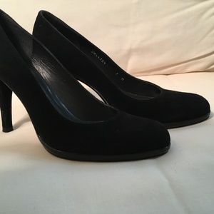 Black pumps
